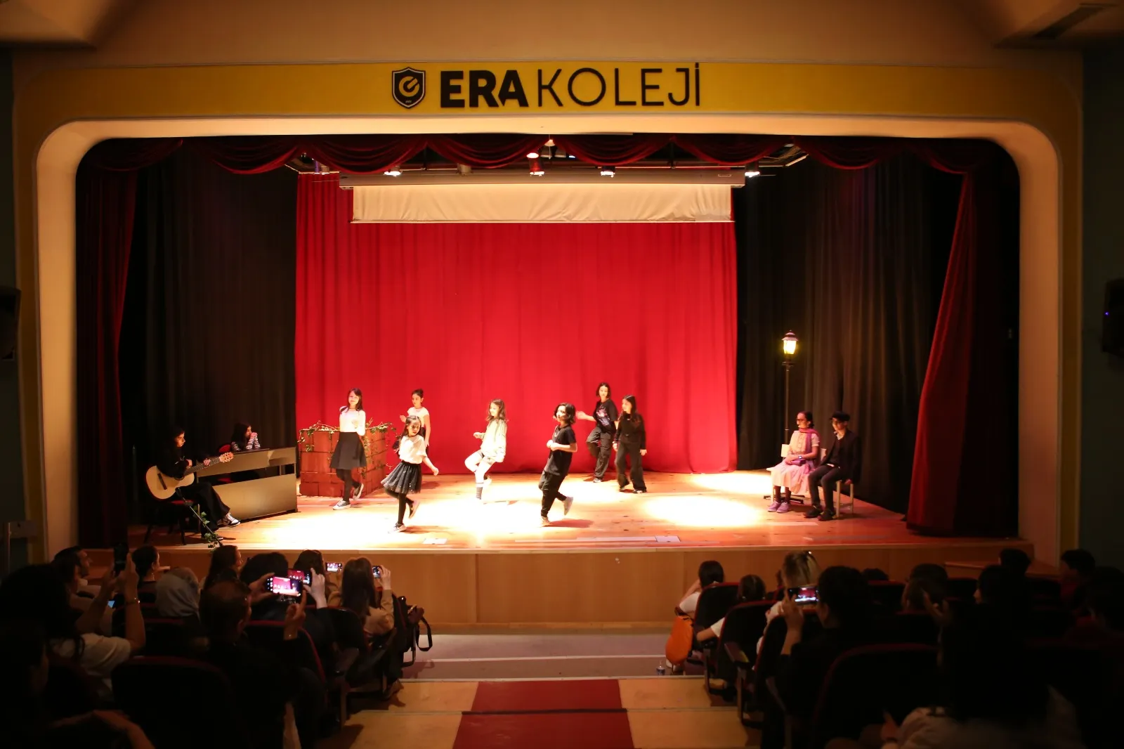 ERA Koleji – ERA Koleji Florya Dünya Tiyatrolar Günü görseli