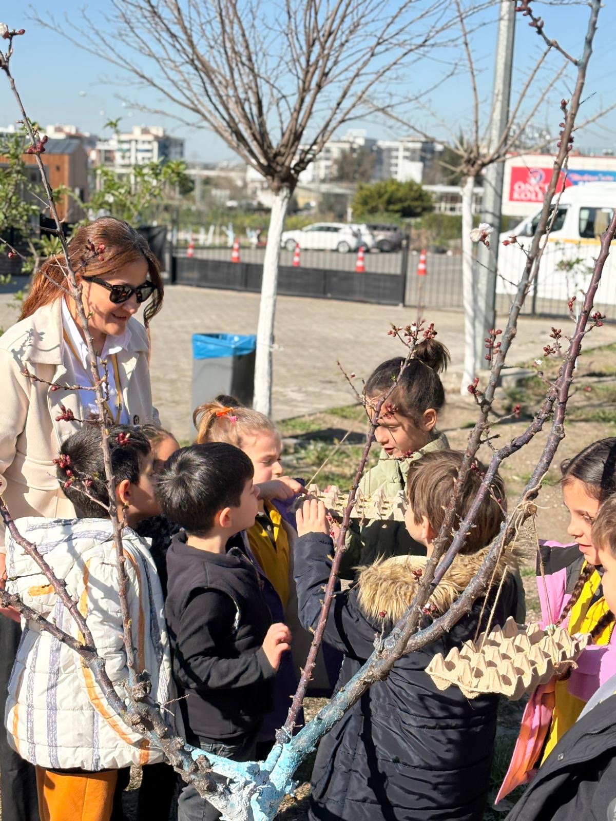 ERA Koleji – ERA Koleji İzmir Mavişehir Kampüsü’nde Kuşlar İçin Yemlik Etkinliği görseli