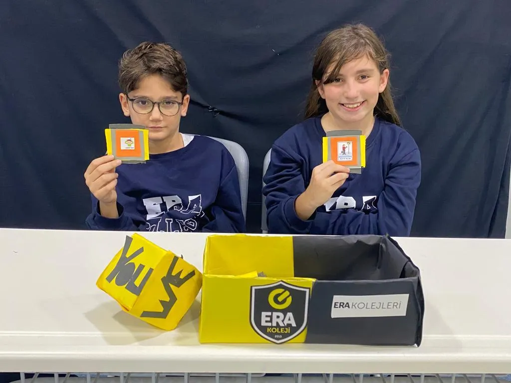 ERA Koleji – We throw the cube.we see our subject and choose our card.Then we write positive, negative and question sentences in accordance with the Simple Present Tense rules.We applaud the finisher.We continue to reinforce with events görseli