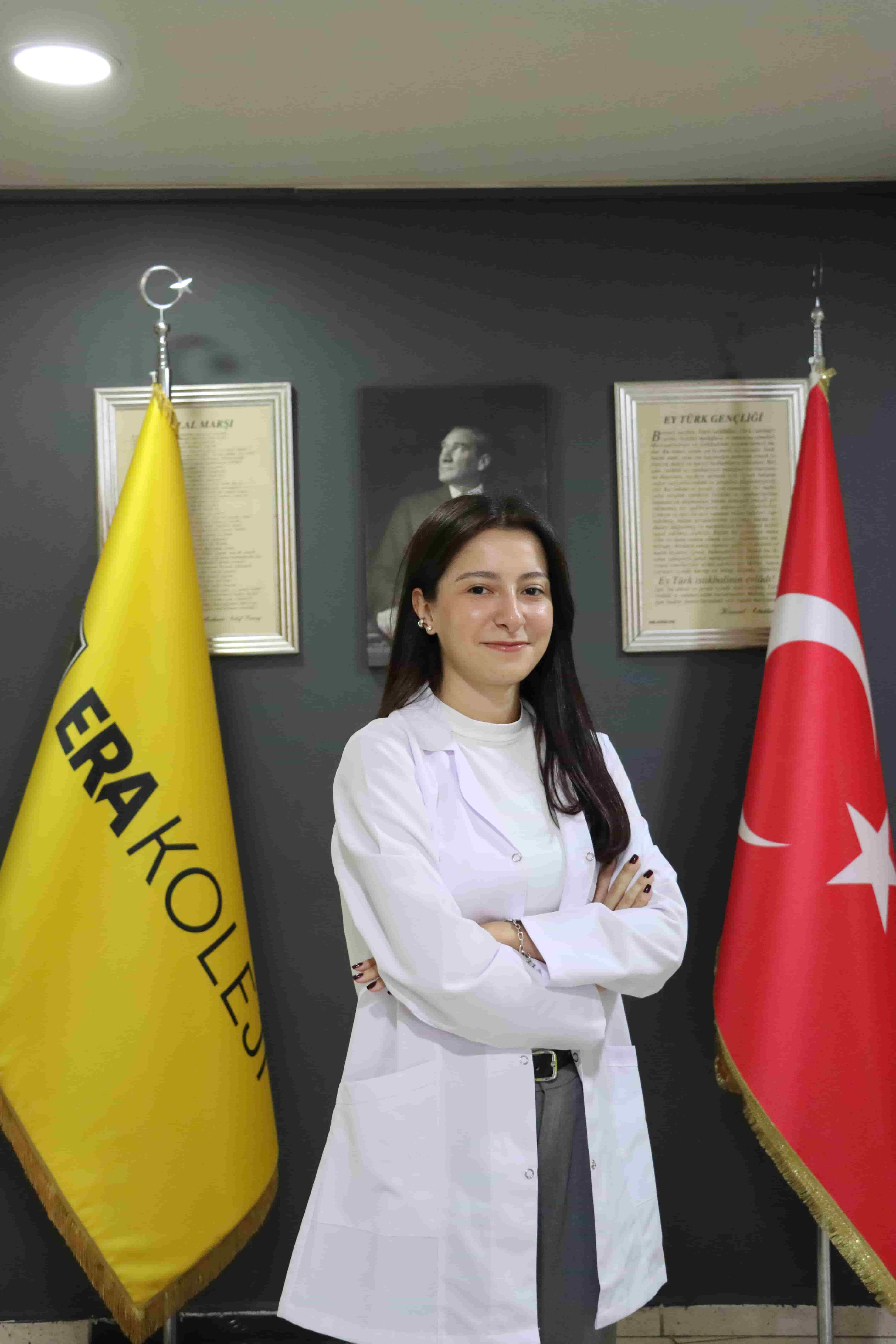 EZGİ ÇAKIR — İNGİLİZCE ÖĞRETMENİ (Florya Kampüsü)