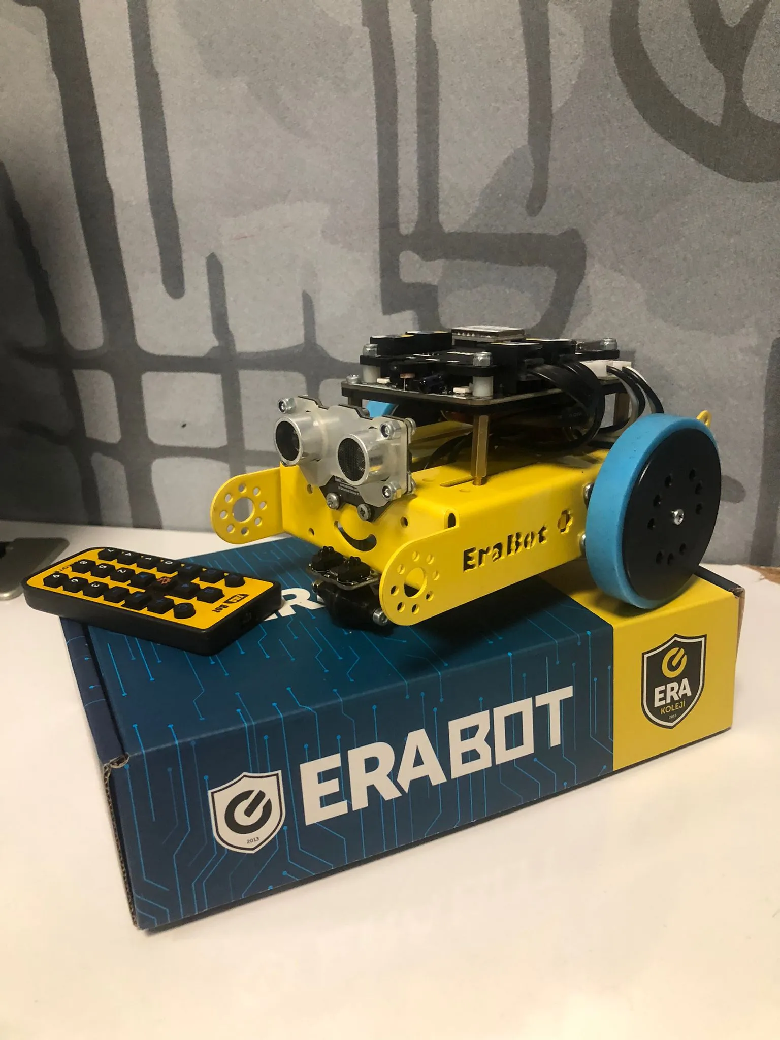 ERA Koleji, ERABOT markası ile okullarında Robotik kodlama ve yazılım dersleri kapsamında öğrencilere yeni çağın teknolojik uygulamalarının alt yapısını sunuyor.