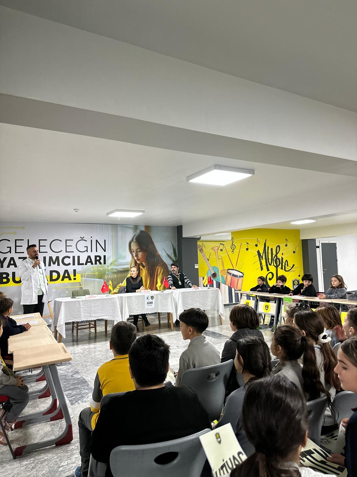 ERA Koleji – İstek mi, İhtiyaç mı? ERA Koleji İzmir Mavişehir Kampüsü’nde Bilinçli Tüketime Odaklanan Münazara Etkinliği görseli