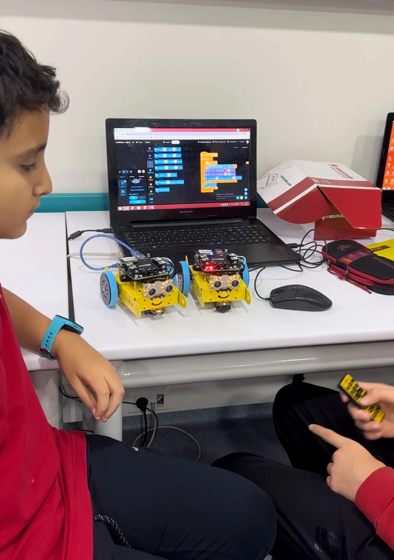 ERA Koleji –  Mblock programı ile Erabotlarını kodlayarak keyifli bir robotik çalışmaya imza attılar görseli