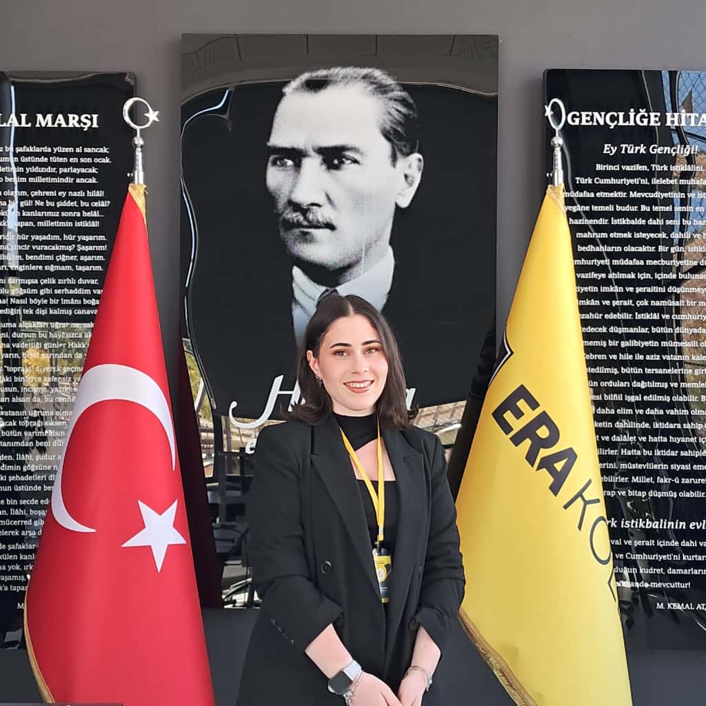 KÜBRA ÇELİKER — İNGİLİZCE ÖĞRETMENİ (Çayyolu Kampüsü)