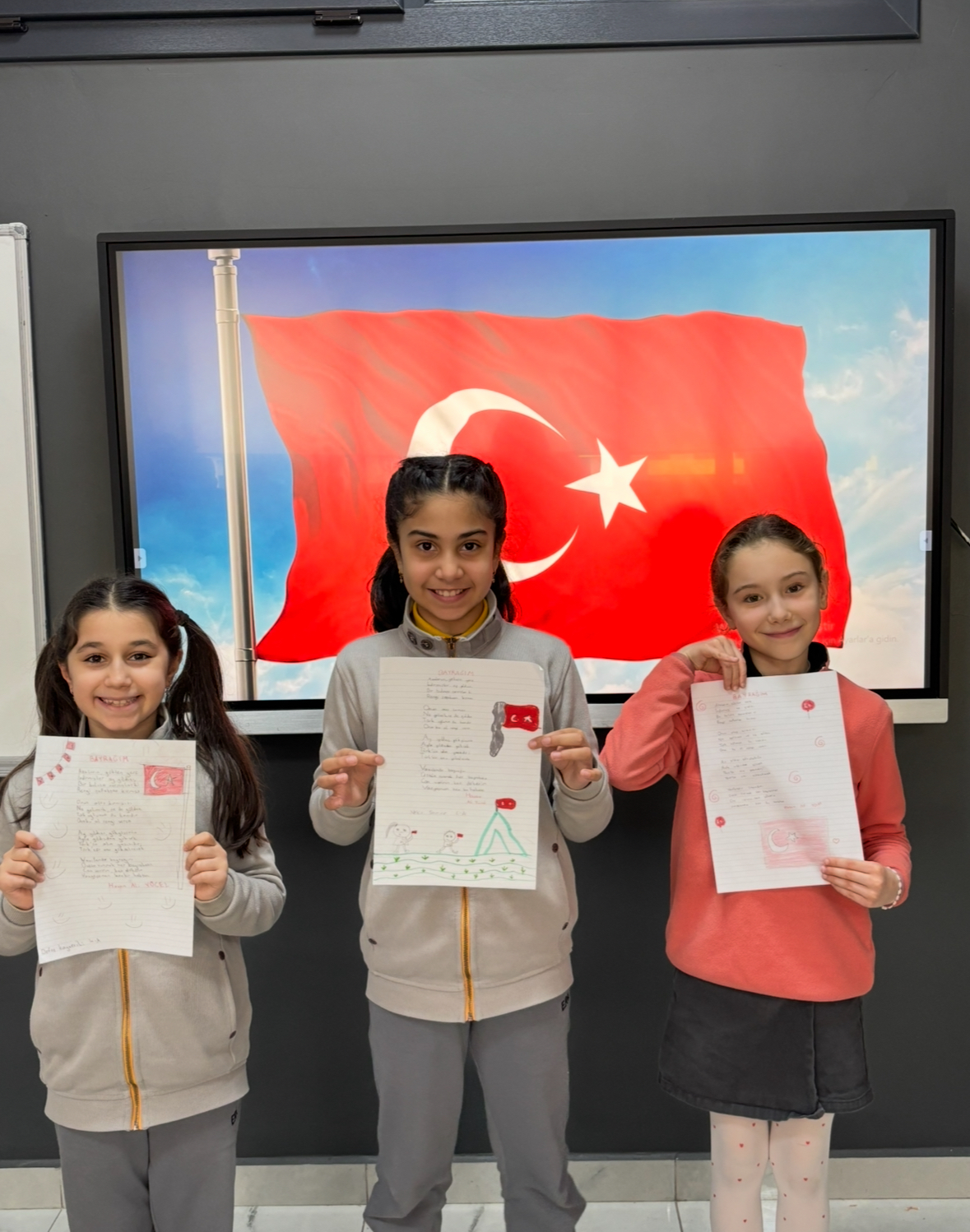 ERA Koleji – ERA Koleji İzmir Mavişehir Kampüsü’nde Bayrak Sevgisi Minik Yüreklerde Hayat Buldu görseli