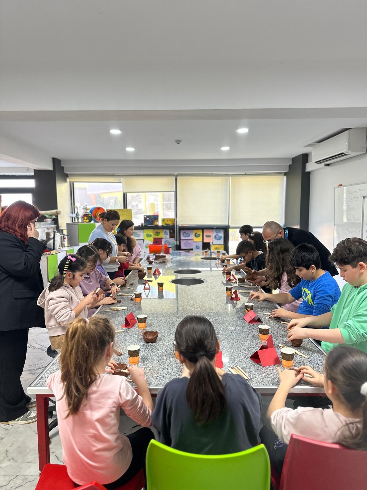 ERA Koleji – ERA Koleji İzmir Mavişehir Kampüsü’nde Topraktan Sanata Yaratıcı Bir Yolculuk görseli