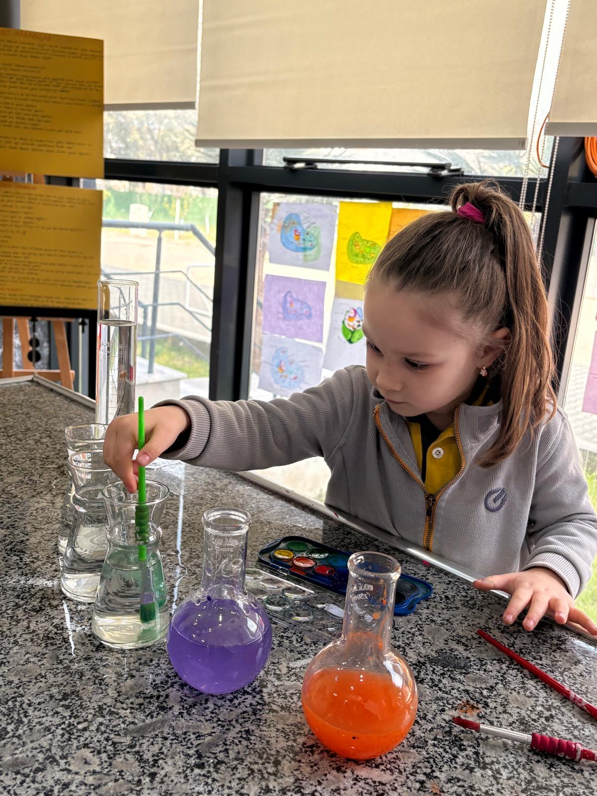 ERA Koleji – ERA Koleji İzmir Mavişehir Kampüsü’nde Minik Bilim İnsanlarından Eğlenceli Deney görseli